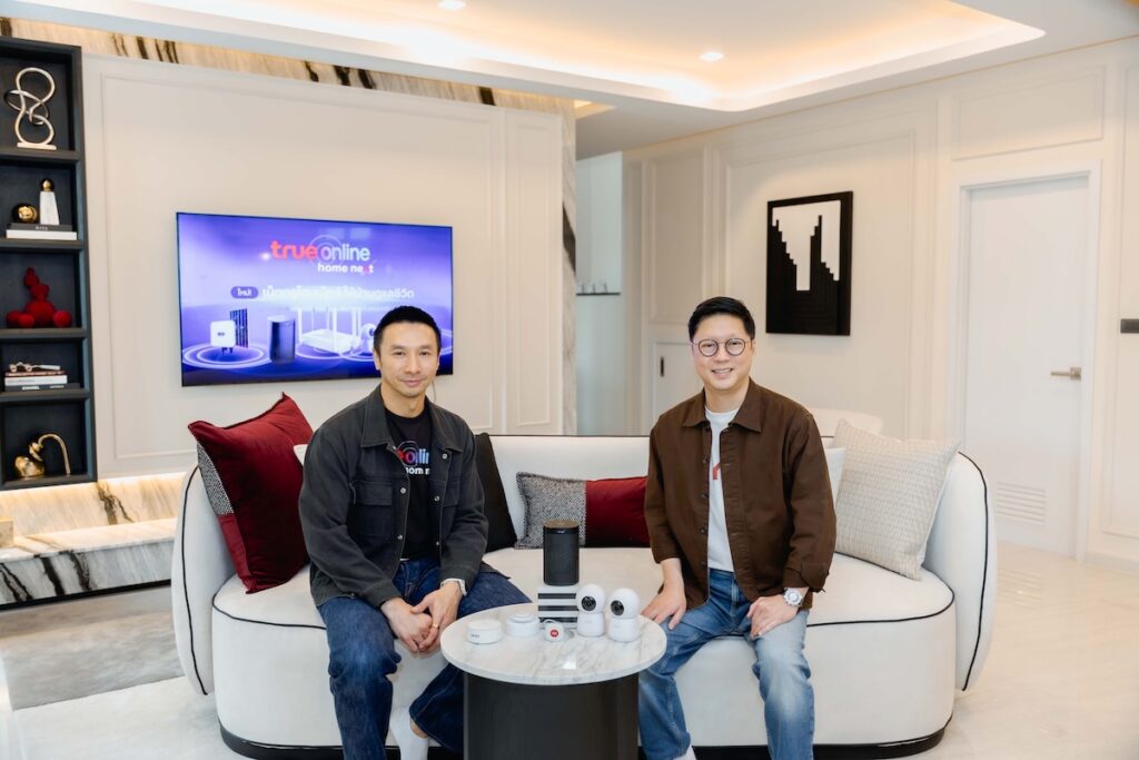 ผู้บริหาร TrueOnline และ Britania ถ่ายภาพร่วมกันเปิดตัวบ้านอัจฉริยะ AI