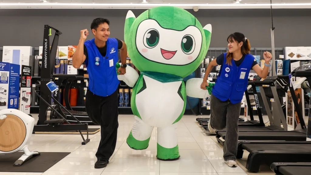 พนักงาน Decathlon ร่วมทำกิจกรรมออกกำลังกายกับมาสคอตไทยวิวัฒน์